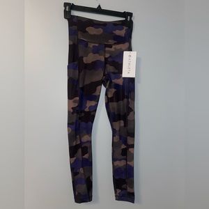 NWT Athleta ultimate stash printed 7/8 leggings